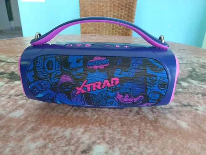 Caixa de som portátil em perfeito estado, bateria de longa duração!