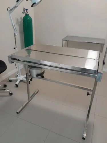 Mesa com calha veterinária 