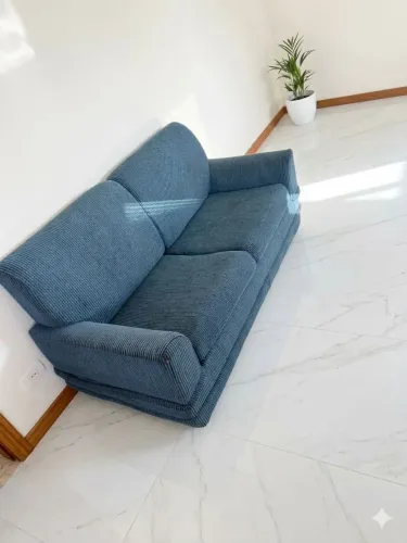 Sofá 2 lugares, com cama auxiliar embaixo.