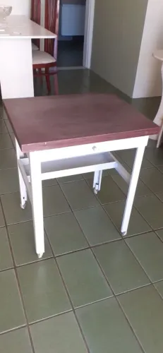 Mesa pequena c/ rodas