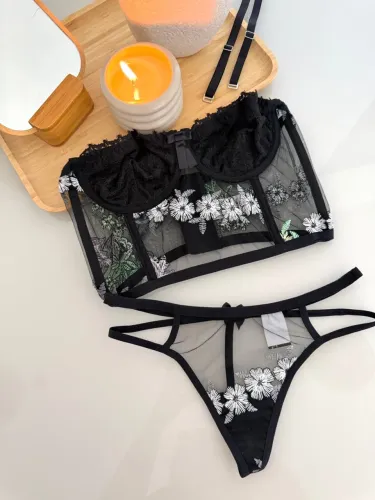 Conjunto de Lingerie Preto com Renda e Tule Floral