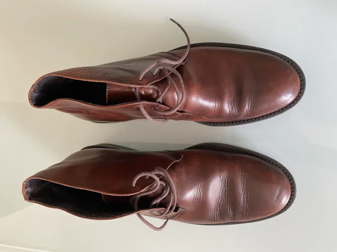 Bota de couro com solado de borracha