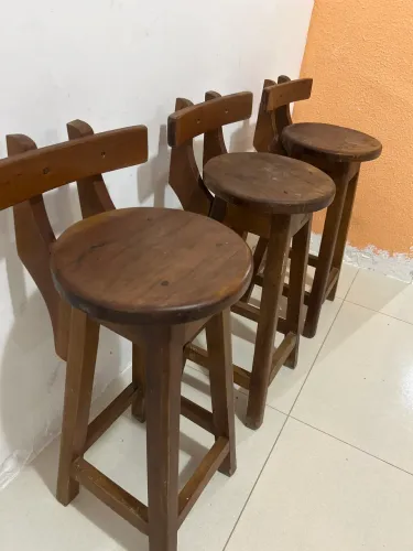 Banqueta alta de madeira 