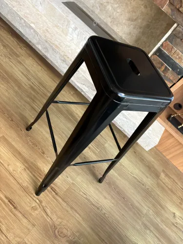 Banqueta na cor preta iron tolix 76 cm