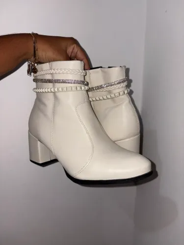 VENDO BOTA BRANCA 