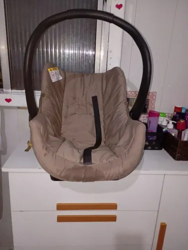 Vende-se essa linda cadeira
