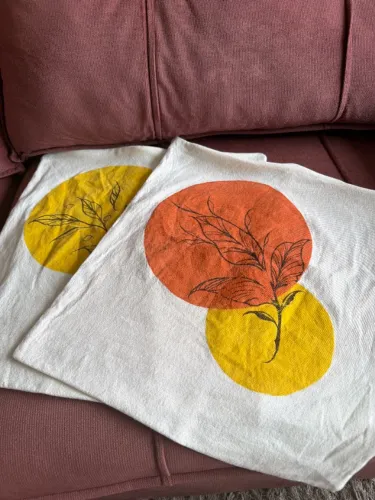 2 capas de almofadas pintadas à mão Medidas: 40 cm x 40 cm - não acompanha enchimento
