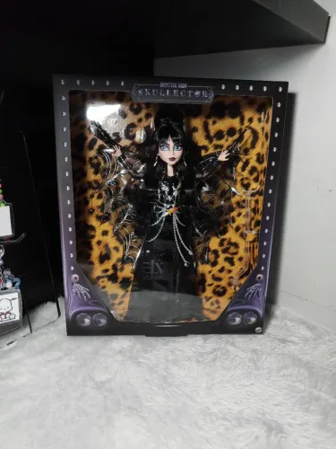 Boneca Monster High Skullector Elvira A Rainha das Trevas/Mistress of the Dark LACRADA