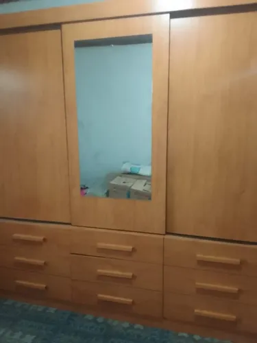 Guarda roupa três portas e nove gavetas, semi novo em ótimo estado