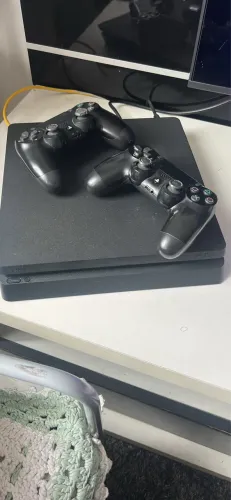 PS4 SLIM 1TB HD 2 CONTROLES