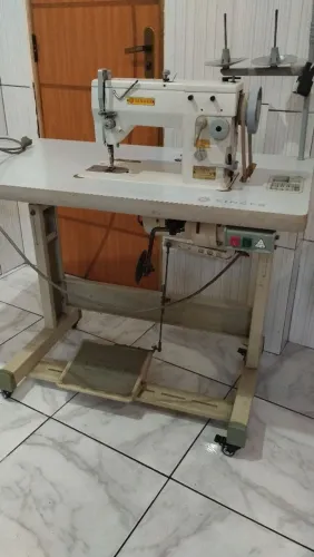 Máquina de costura reta e Zig Zag Singer UV
