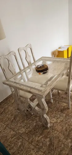 Mesa de madeira maciça 4 Lugares + mesinha de centro.