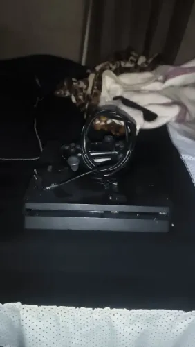 VENDOPS4 EM PERFEITAS CONDIÇÕES,CABOS, CONTROLES E CARREGADOR 100% ORIGINAL.