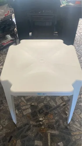 Mesas e cadeiras de plástico 