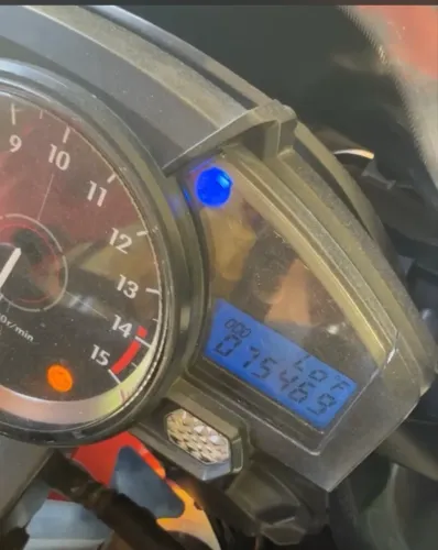 R1 2008 com 2 pneus pra trocar e tudo funcionando perfeitamente