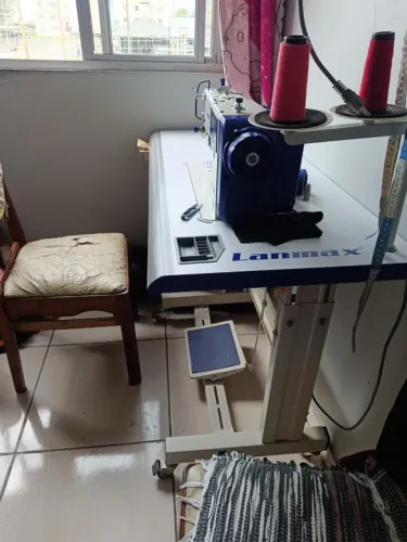 Máquina de costura elétrica