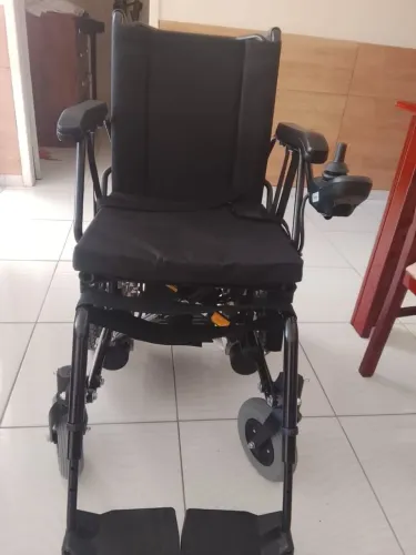Cadeira de rodas motorizada nova