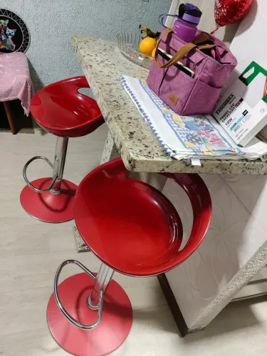 Vendo 1 mesa de pedra e 2 banquetas
