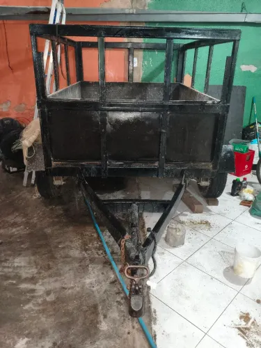 Vende-se carroça 2014, dois eixos 4 pneus novos da Kombi 6 lonas.