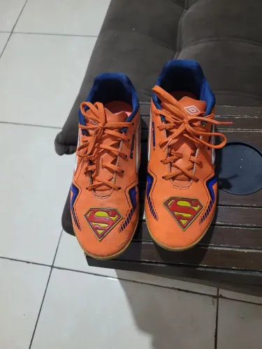 Tênis futsal n 40 pra sair rápido.