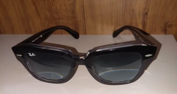 Proteção e estilo com estes óculos Rayban de acetato preto. Design moderno e qualidade inc