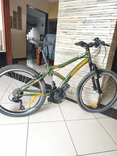 Bicicleta Caloi aro 24 câmbio de 21 marchas em excelente estado.