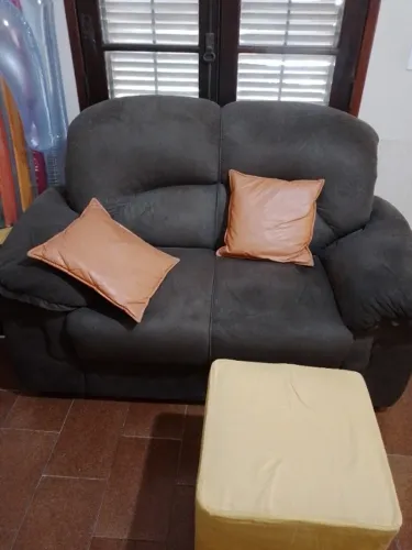 Vendo sofá dois lugares em tecido Suede com Puff e duas almofadas, usados.