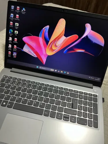 Pelas fotos, identifiquei um Lenovo IdeaPad 1 com processador AMD Ryzen 5 7520U.