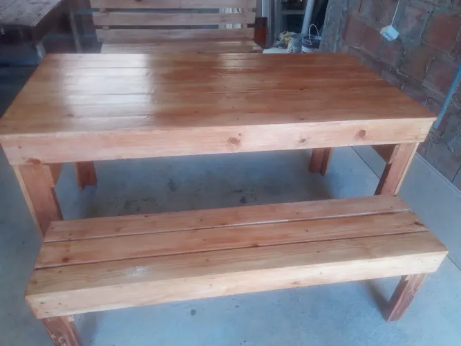 Conjunto de mesa com dois bancos rústico feito com madeira de Pinus