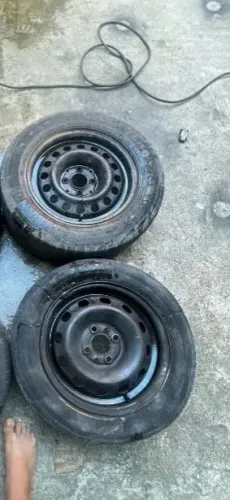 2 janta 14 com pneus mas 1 esta com o pneu rasgado.