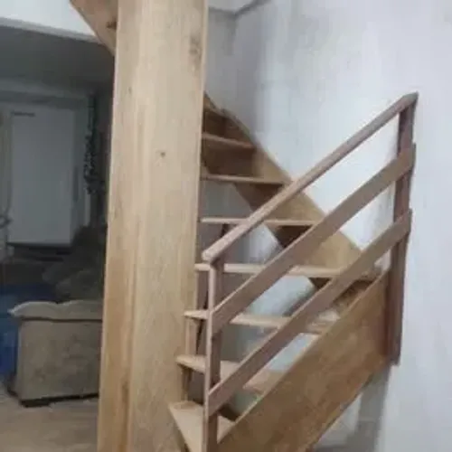 Escada em madeira de Lei tipo caracol