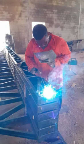 Fabrico tesouras e treliça por encomenda. E faço soldas a domicílio em geral.