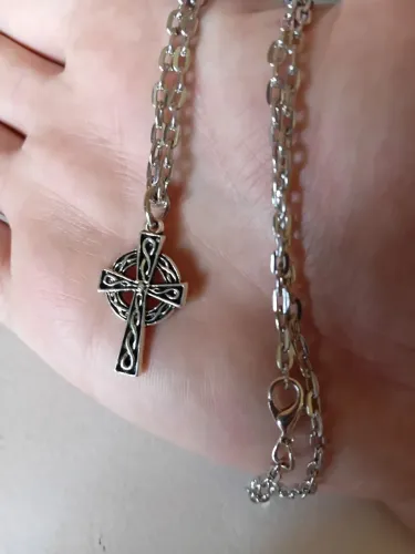 Crucifixo Cruz Celta Viking/Nórdica com inscrições. Aço banho de ródio. NOVA. 60 cm e 4 mm