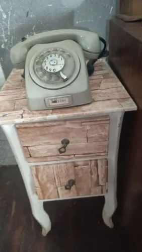 Mesinha com telefone
