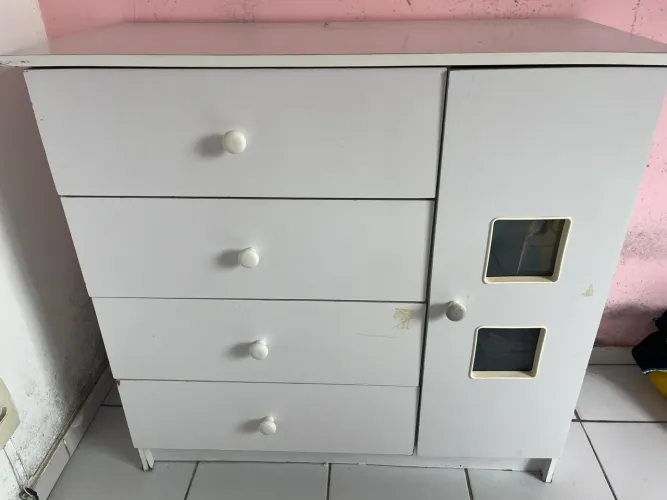 Vende-se conjunto de guarda roupa e cômoda 
