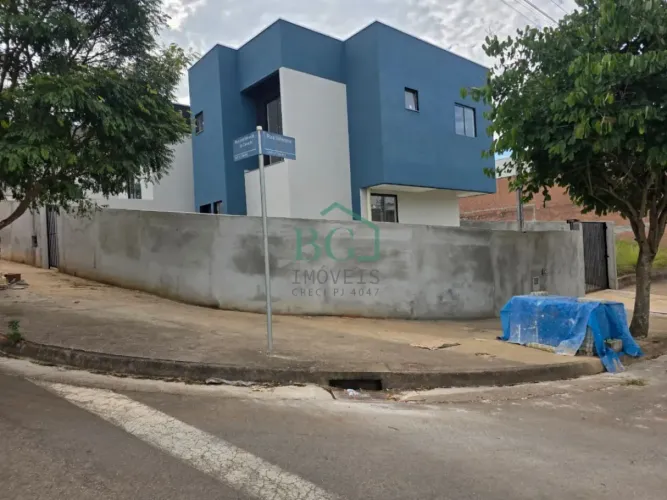 Excelente casa á venda no bairro Jardim Caldense em Poços de Caldas MG.
