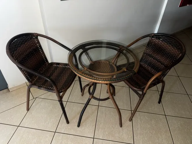 Conjunto mesa e duas cadeiras em vime sintetico.
