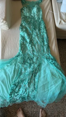 Vários vestidos de festa