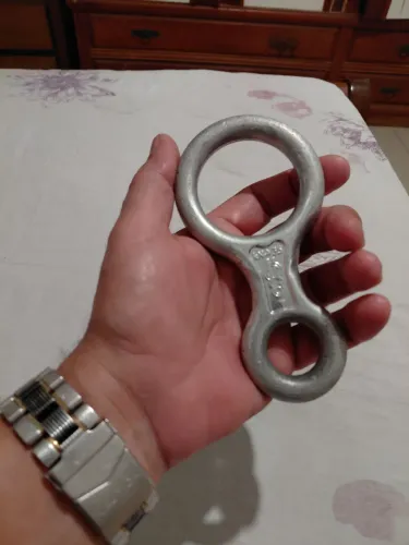 Descensor tipo "oito".