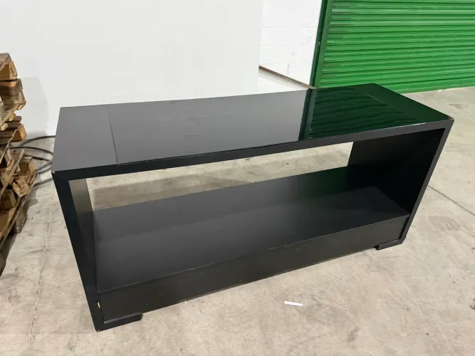 Aparador em mdf preto com vidro