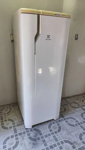 Vendo geladeira Electrolux Frost Free funcionando perfeitamente faço entrega