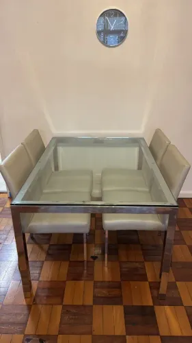 Mesa de vidro com 4 cadeiras ? R$250