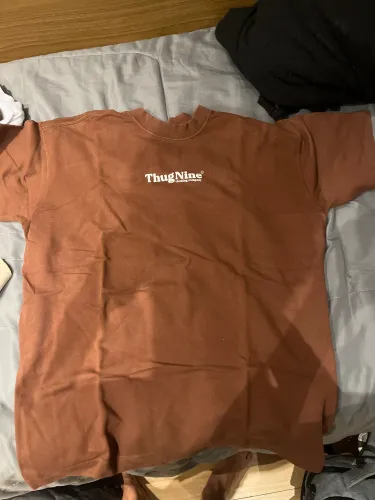 CAMISETA THUG NINE OVERSIZED MARROM