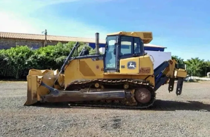 Trator de Esteira John Deere 850J ano 2022 com 6.640 horas e ar condicionado, em SP