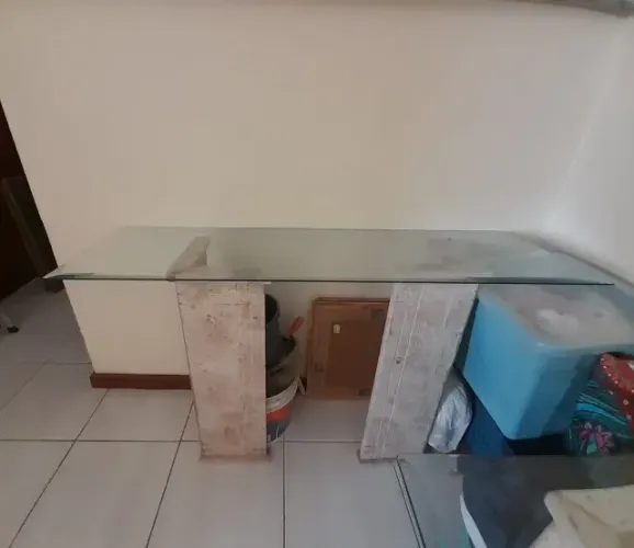 APARADOR TAMPO EM VIDRO PÉS MÁRMORE