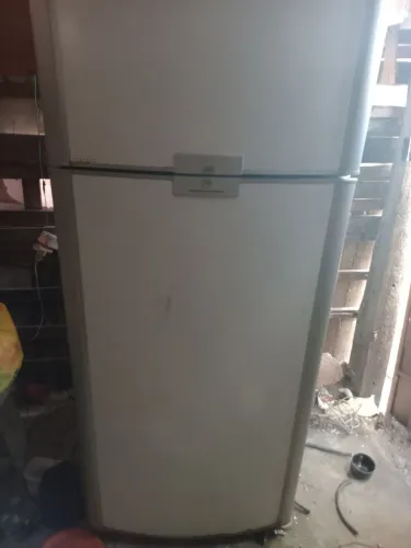 Geladeira semi nova, pra vender logo tô precisando pagar dívida