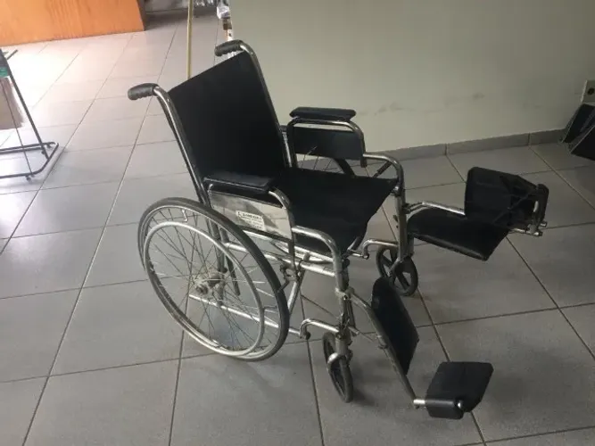 Cadeira de rodas com regulagem para as pernas