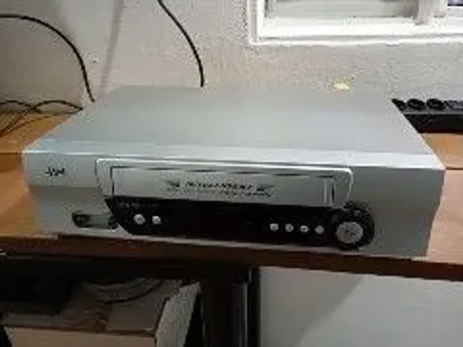 Vídeo cassete JVC mono sem controle