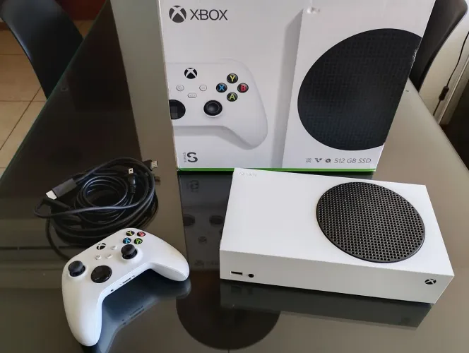 Console Xbox Series S - um ano de uso, com caixa e NF.