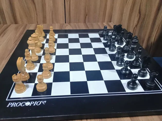 Jogo de xadrez com tabuleiro em madeira 